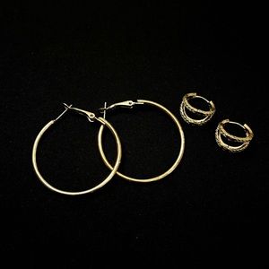 2 pairs of hoop earrings